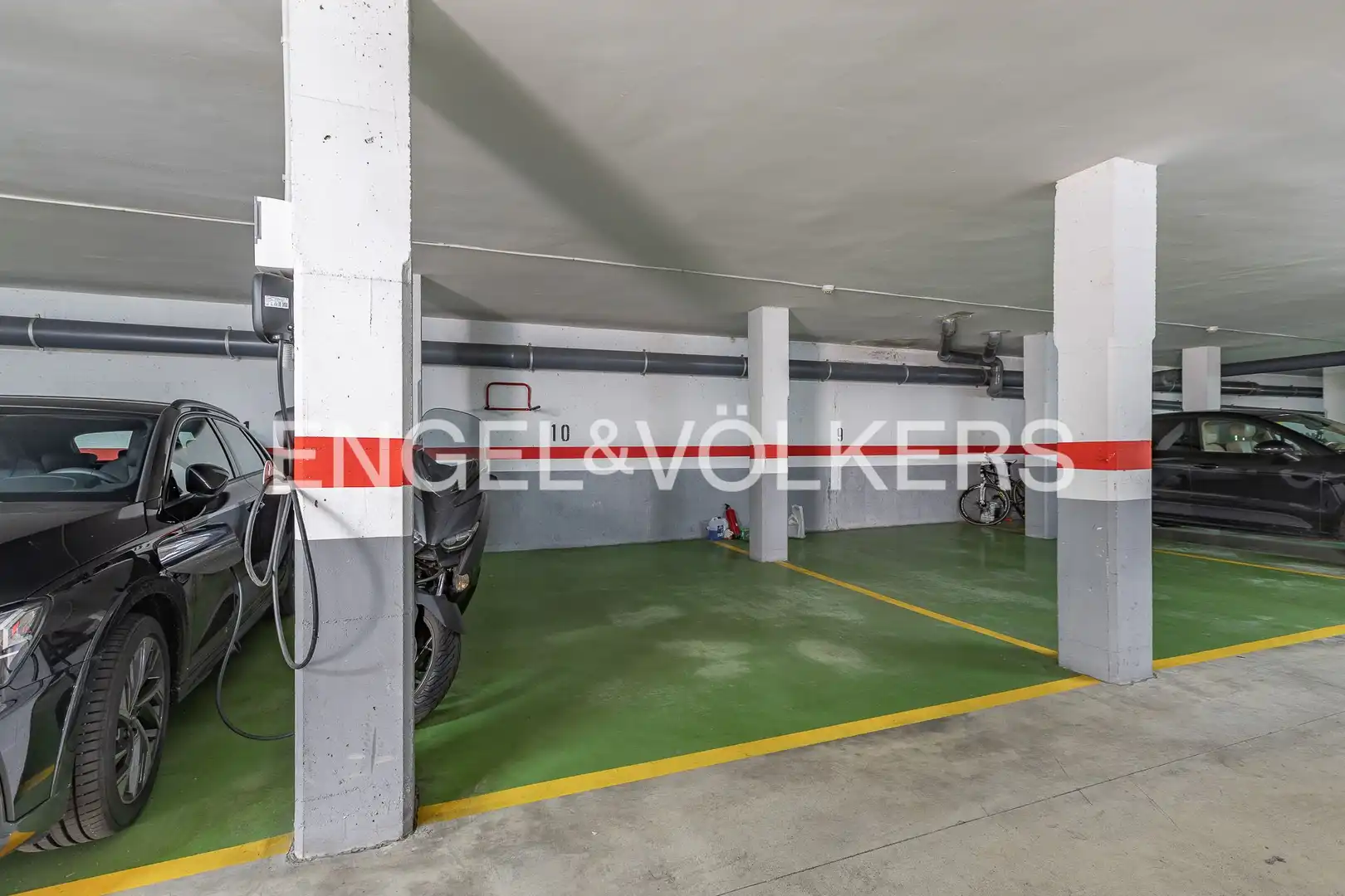 Parking of Flat for sale in Sant Cugat del Vallès  with Heating, Private garden and Parquet flooring