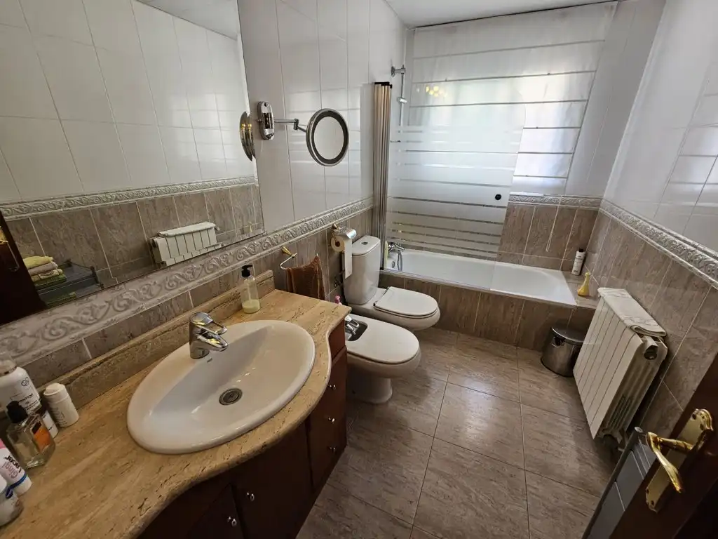 Badezimmer von Einfamilien-Reihenhaus zum Verkauf in Calafell mit Klimaanlage, Heizung und Privatgarten