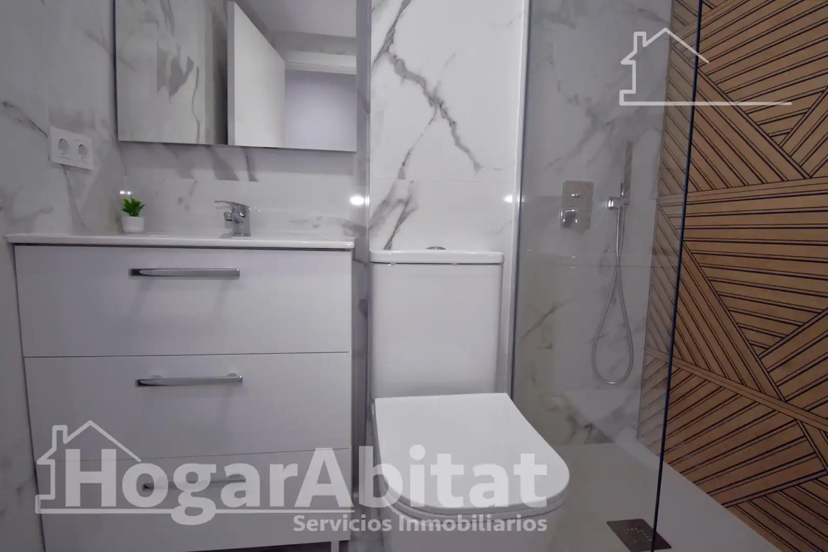 Bany de Pis en venda en Valencia amb Terrassa i Balcó