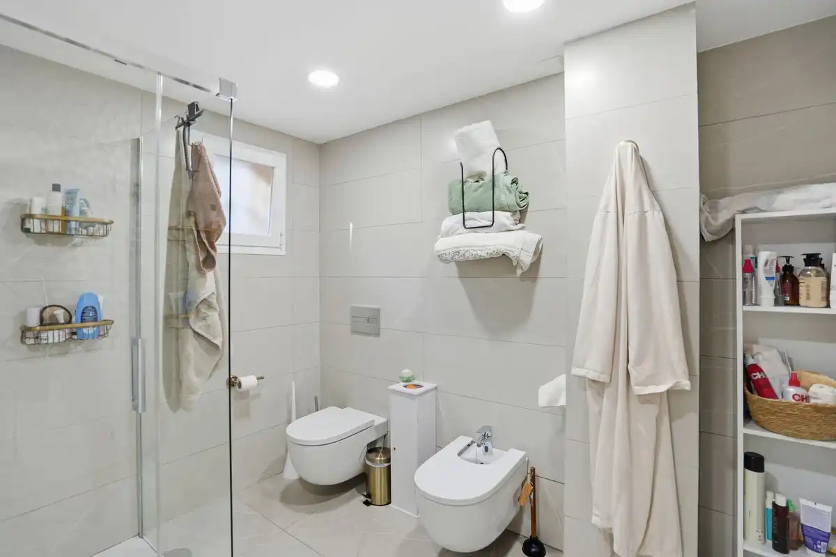 Bany de Casa o xalet en venda en Benalmádena amb Aire condicionat, Calefacció i Jardí privat
