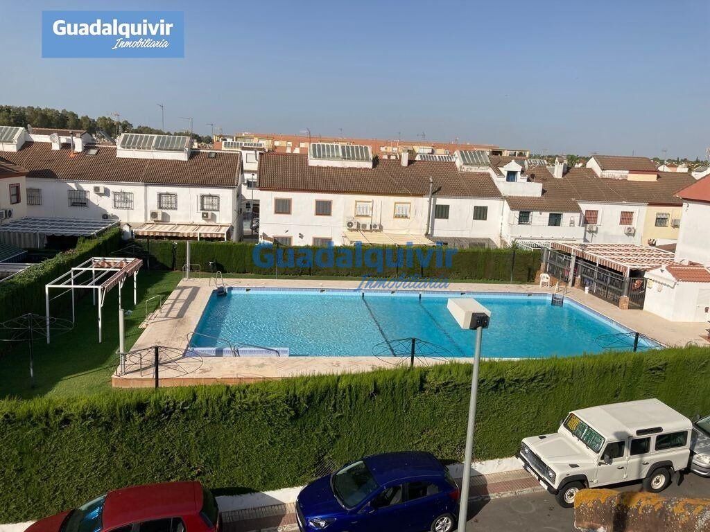 Piscina de Casa adosada en venta en Montequinto con Aire acondicionado, Calefacción y Terraza