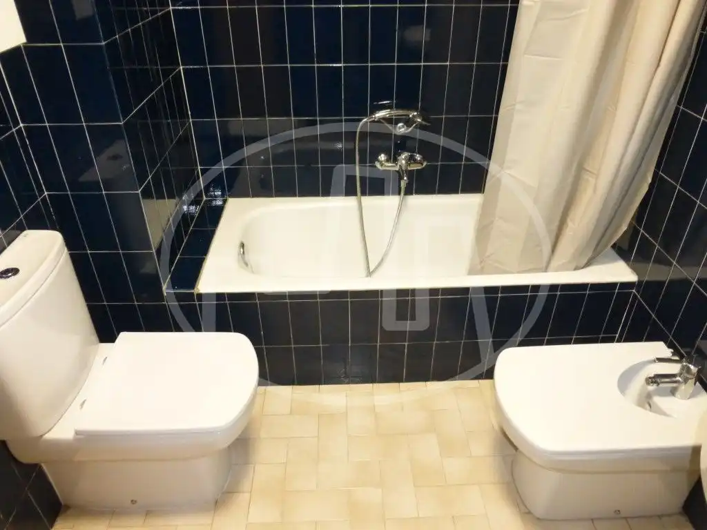 Bathroom of Flat for rent in  Pamplona / Iruña  with Heating, Parquet flooring and Furnished