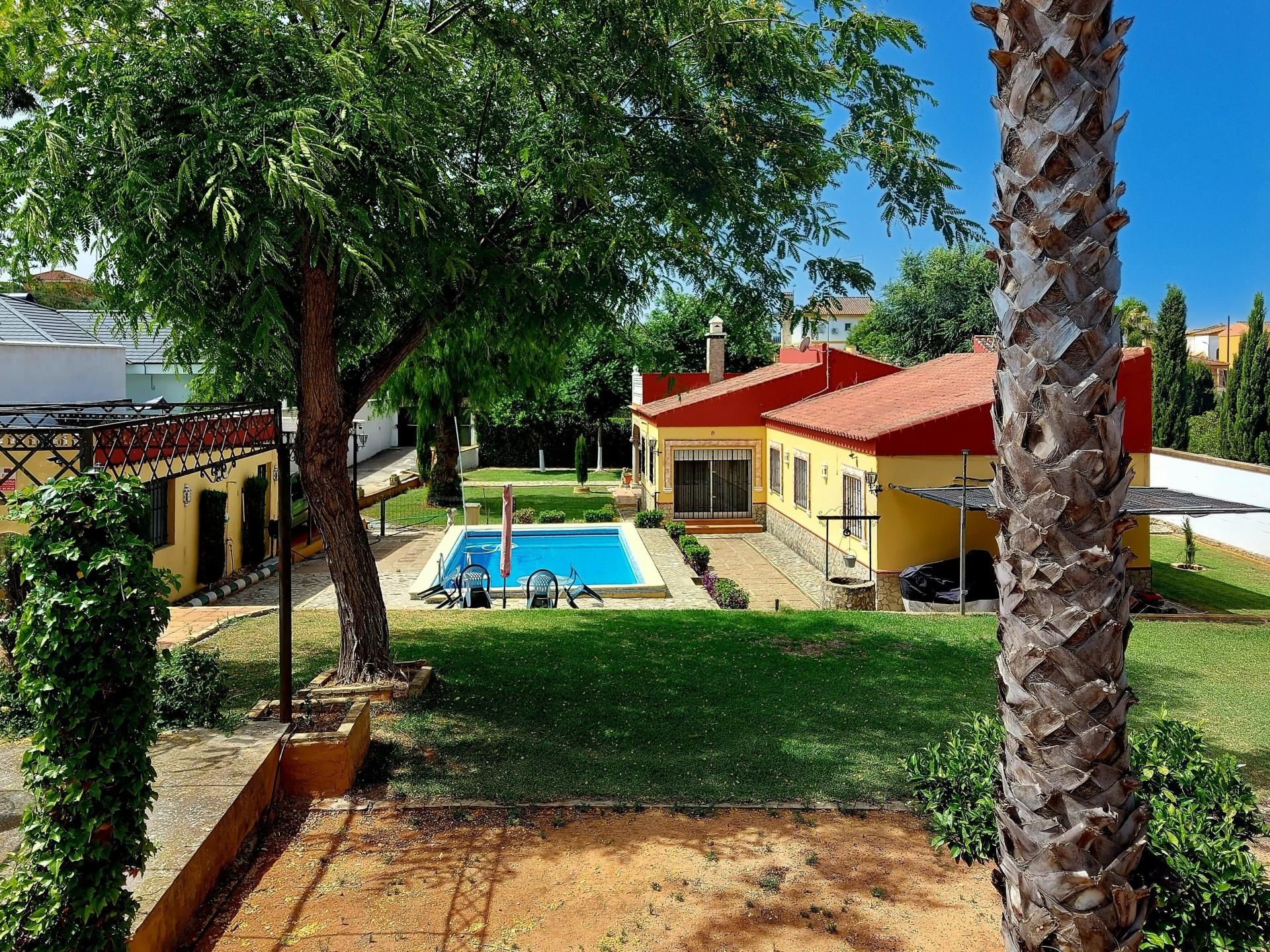 Vista exterior de Casa o xalet en venda en Alcalá de Guadaira amb Terrassa, Piscina i Piscina comunitària