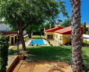 Exterior view of House or chalet for sale in Alcalá de Guadaira  with Terrace, Swimming Pool and Community pool