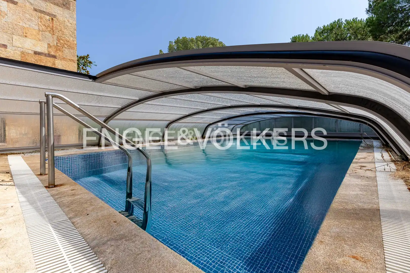 Swimming pool of Houses for sale in Majadahonda  with Air Conditioner, Heating and Private garden