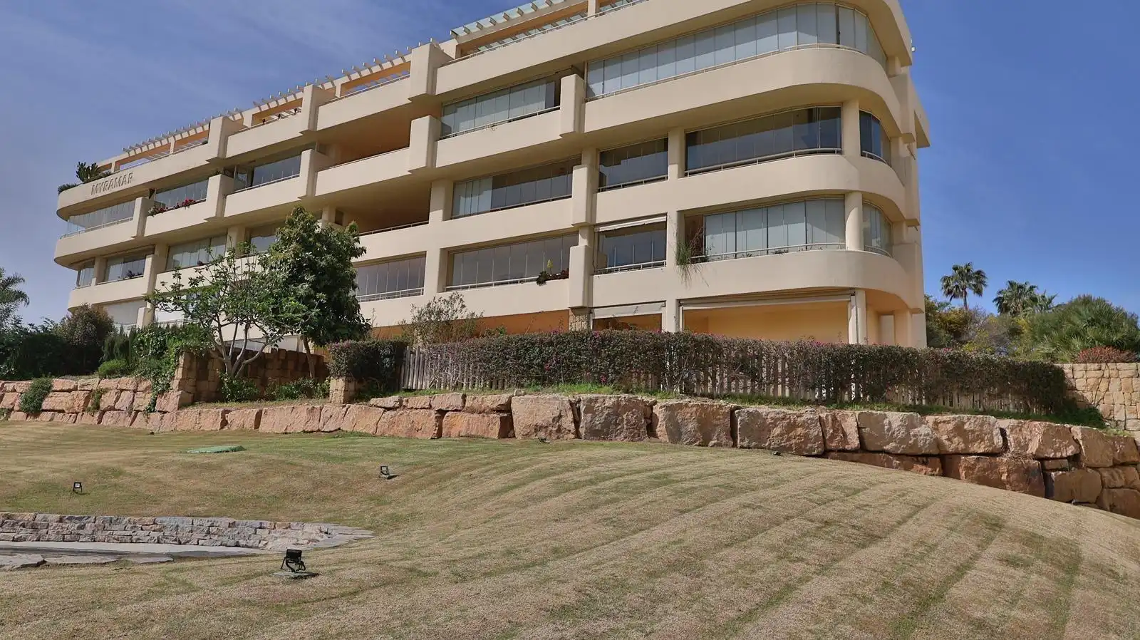 Vista exterior de Pis en venda en Mijas amb Piscina comunitària
