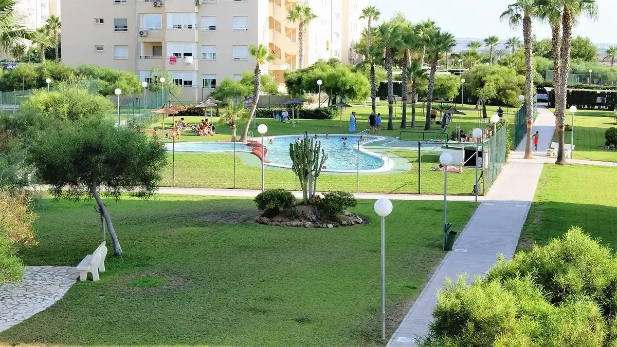 Piscina de Apartamento en venta en Alicante / Alacant con Jardín privado, Terraza y Amueblado
