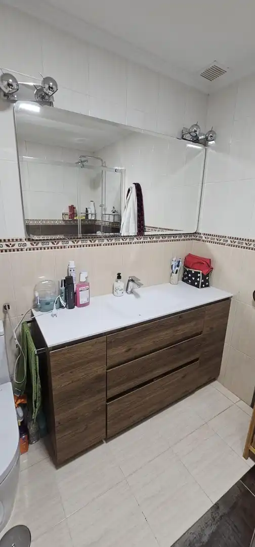 Badezimmer von Einfamilien-Reihenhaus zum Verkauf in Villaquilambre mit Heizung, Privatgarten und Parkett