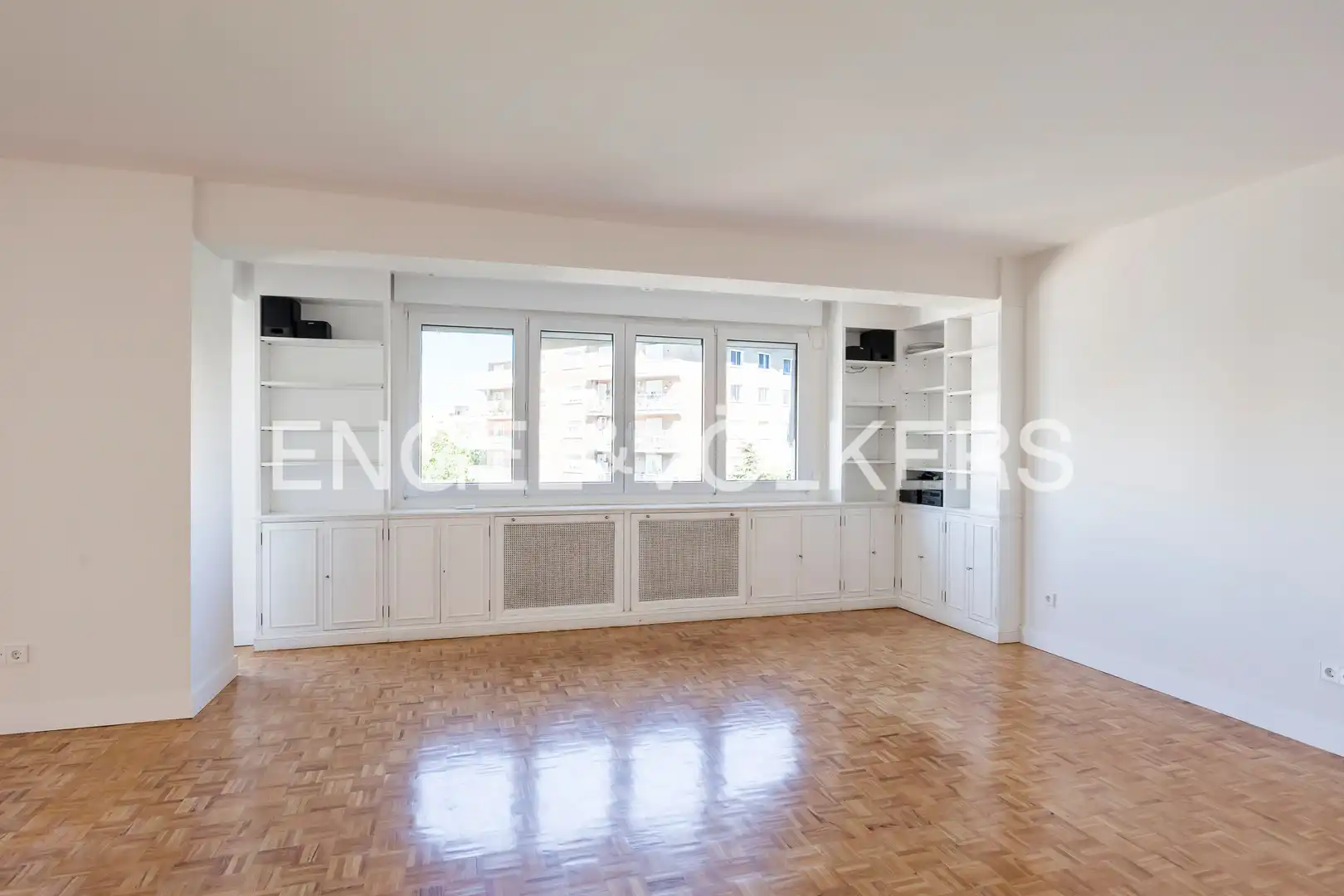 Living room of Flat for rent in Madrid  with Air Conditioner, Heating and Parquet flooring