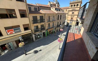 Außenansicht von Wohnung zum verkauf in Salamanca Capital mit Balkon
