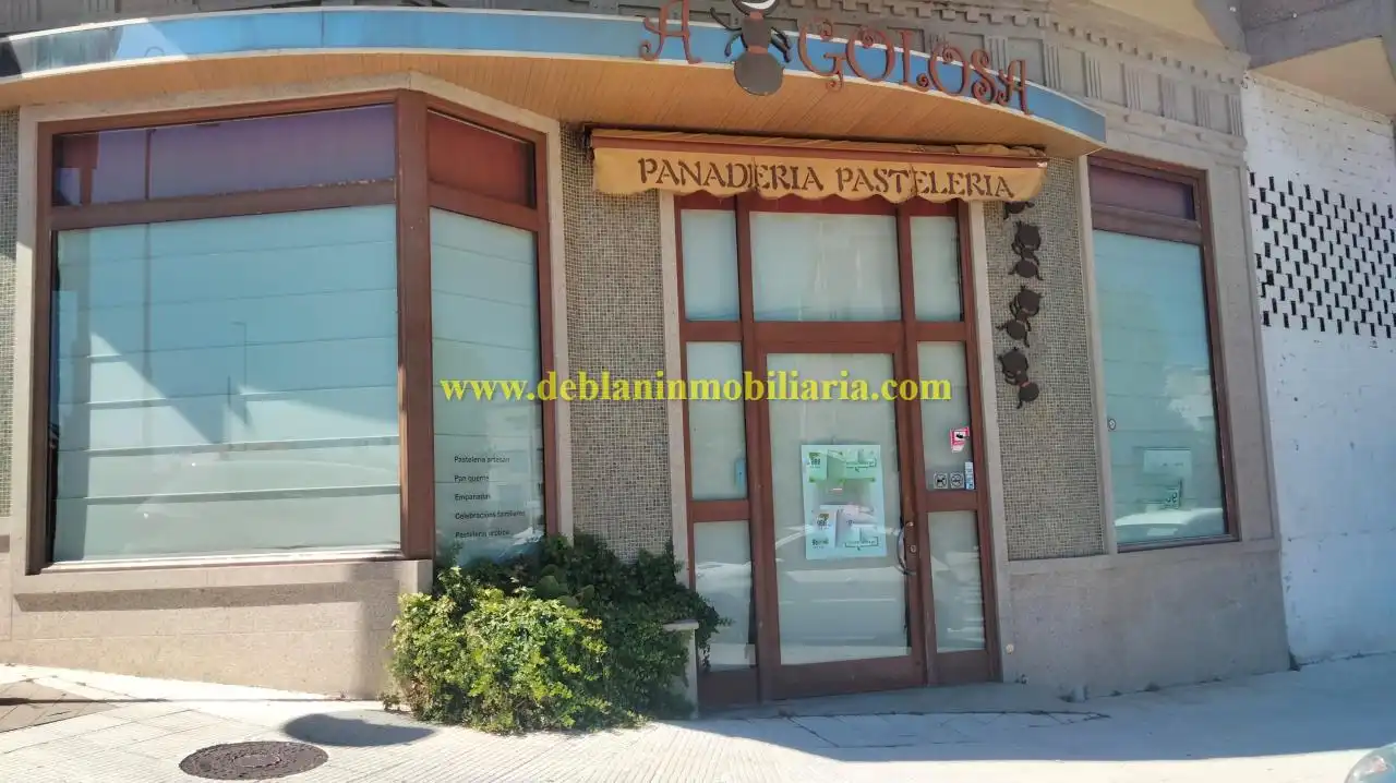 Locale commerciale in affitto a Avd. de Bueu