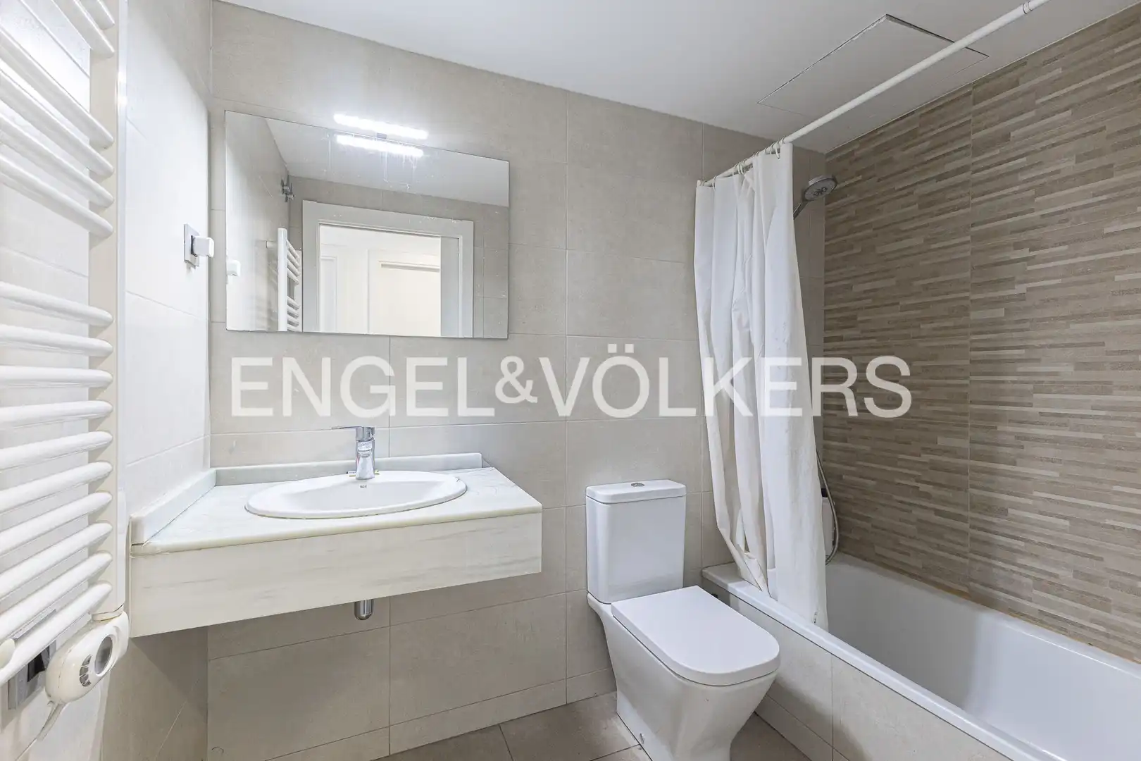Bathroom of Flat for sale in Barcelona  with Air Conditioner, Heating and Parquet flooring
