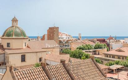 Vista exterior de Àtic en venda en Mataró amb Aire condicionat, Terrassa i Balcó