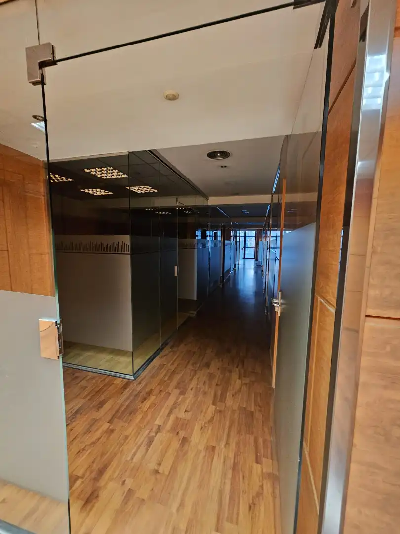 Büro zur Miete in Barcelona mit Klimaanlage und Balkon
