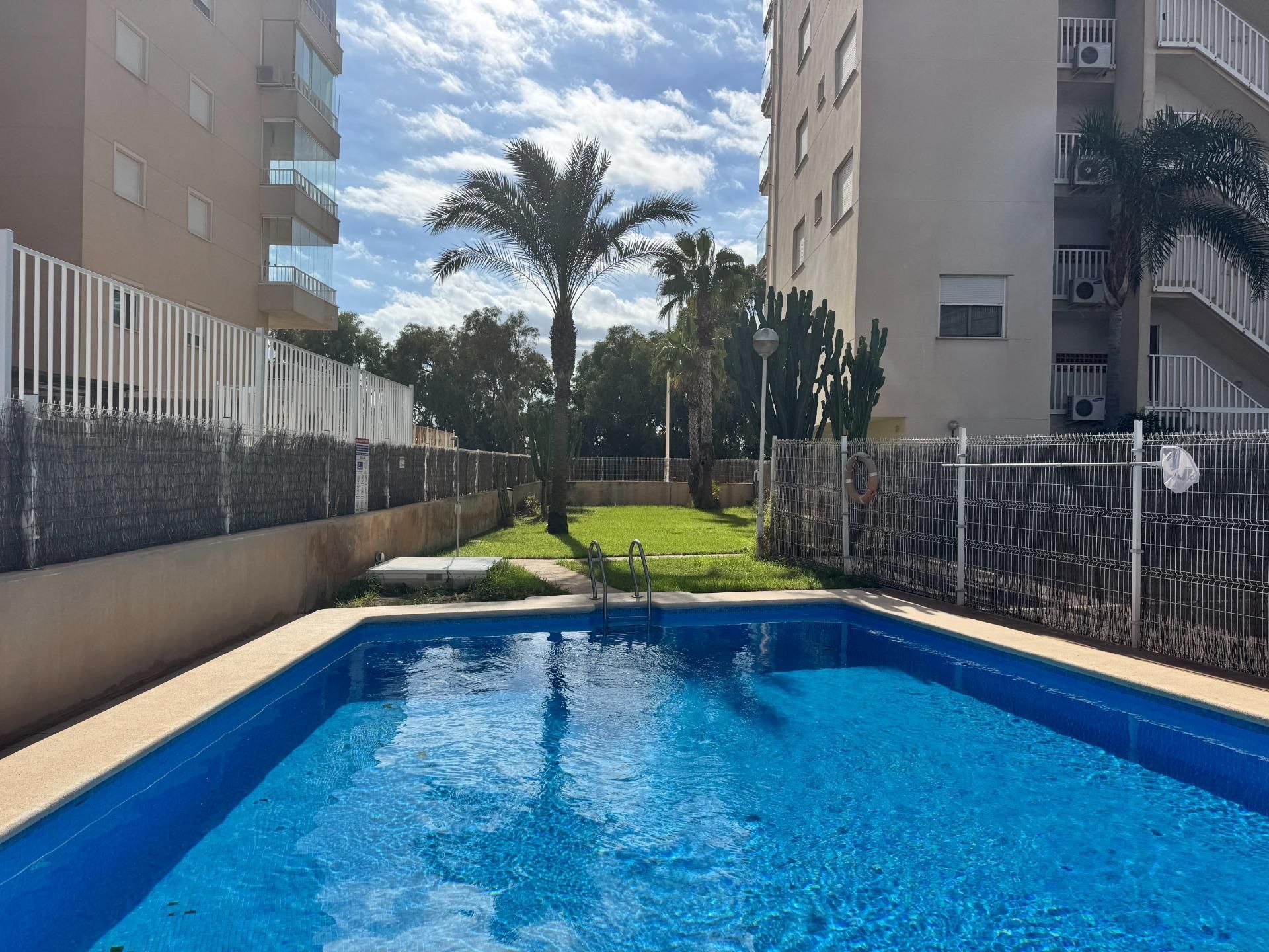 Piscina de Apartament de lloguer en Guardamar del Segura amb Aire condicionat, Calefacció i Jardí privat