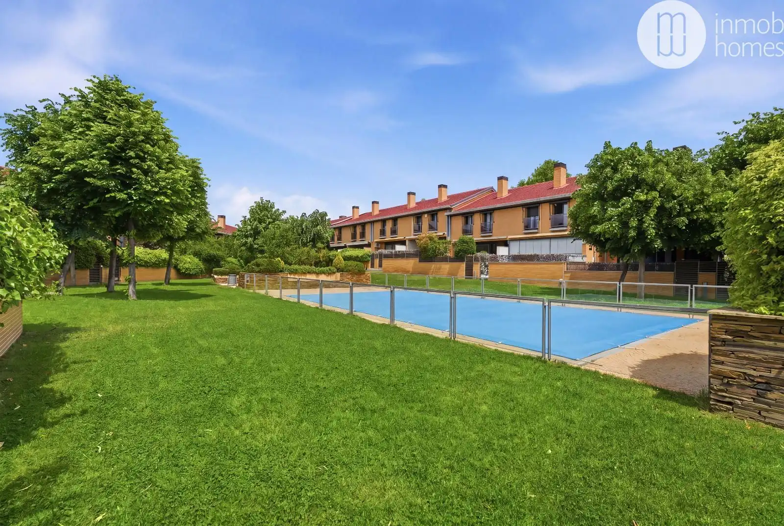 Piscina de Casa adosada en venta en Boadilla del Monte con Aire acondicionado, Calefacción y Jardín privado