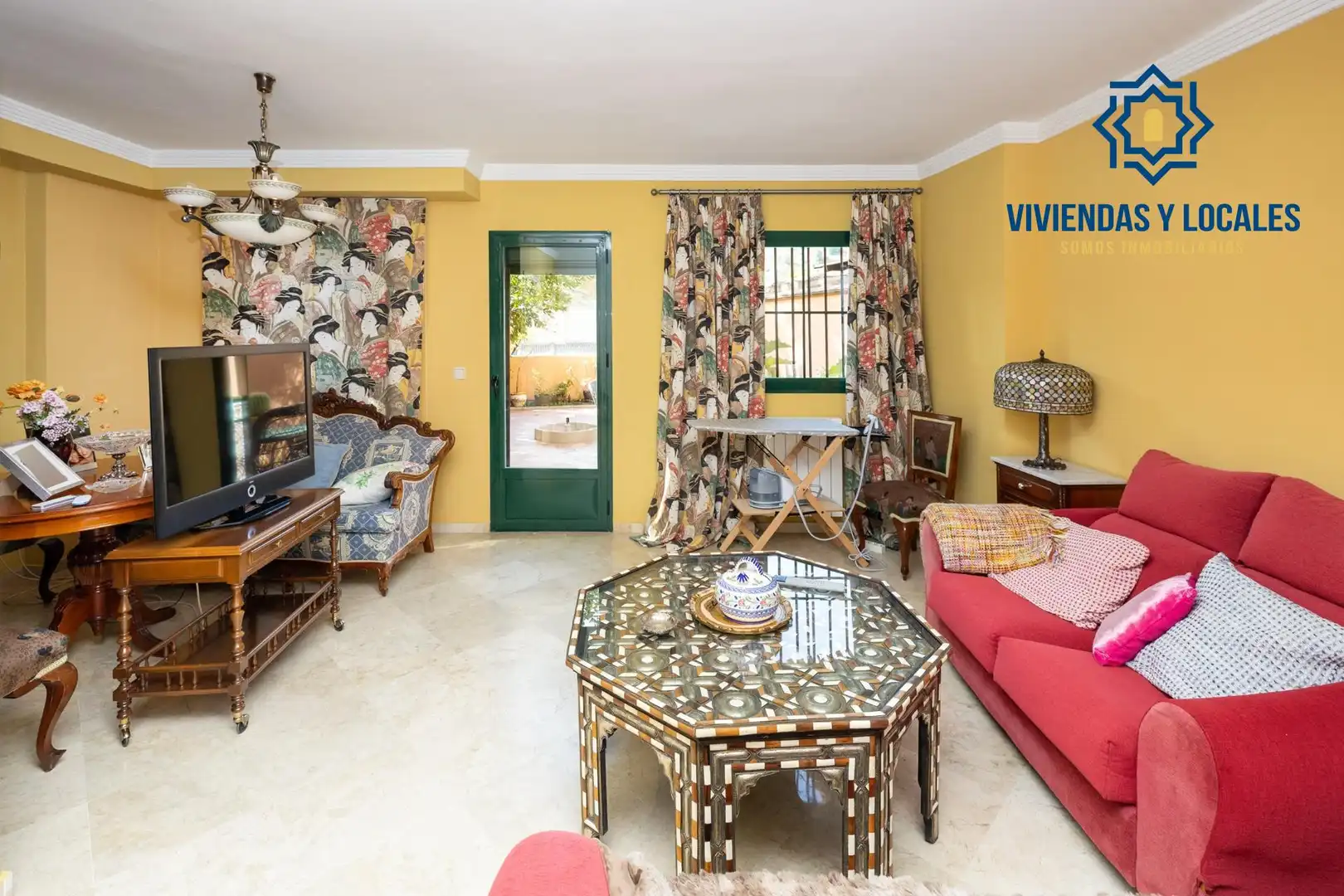 Sala de estar de Casa adosada en venta en Granada con Aire acondicionado, Calefacción y Jardín privado