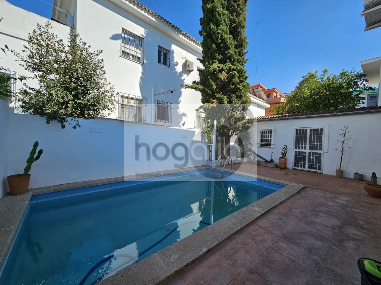 Vista exterior de Casa o xalet de lloguer en  Sevilla Capital amb Aire condicionat, Jardí privat i Terrassa