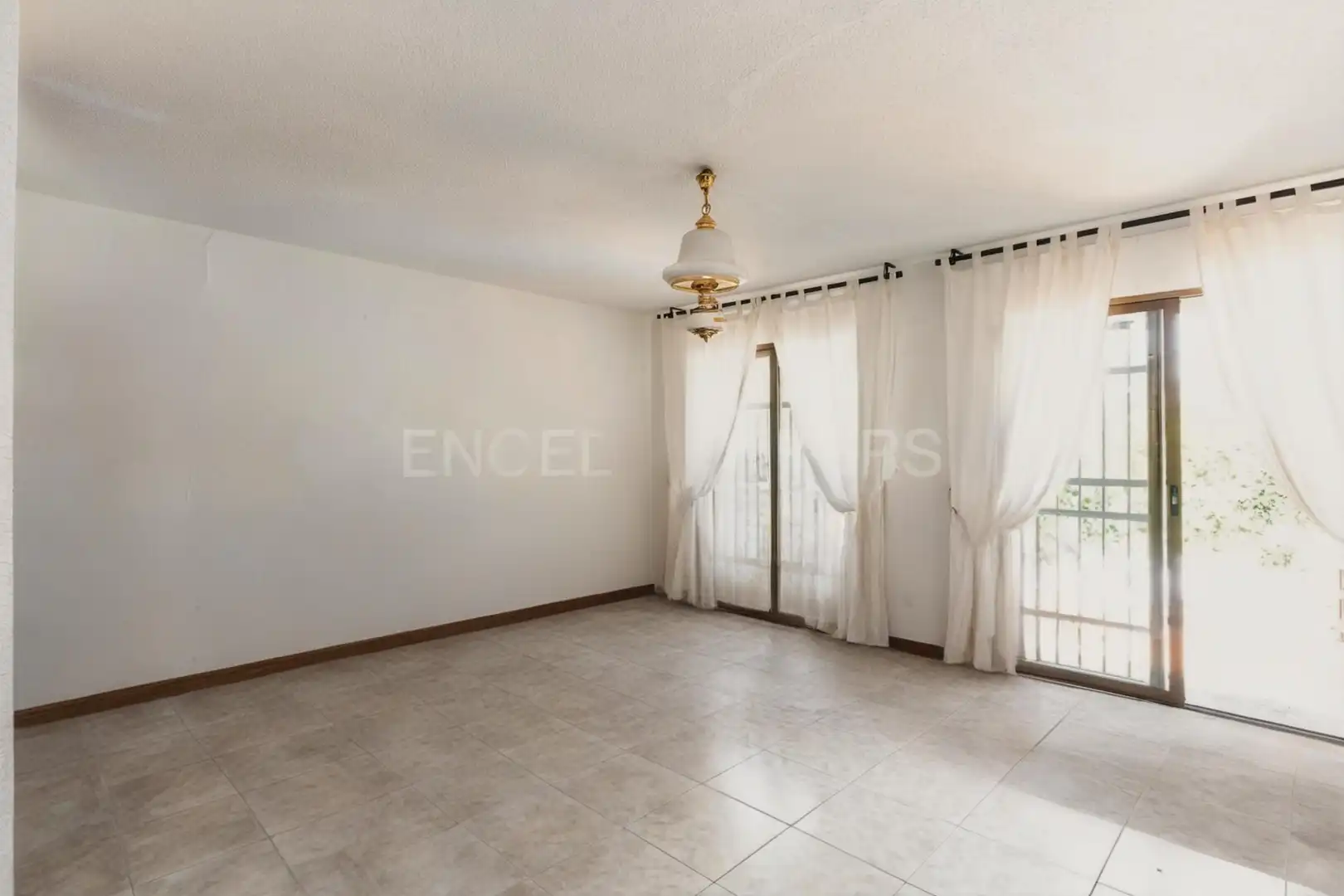 Sala d'estar de Casa o xalet en venda en La Moraleja amb Calefacció, Jardí privat i Terrassa