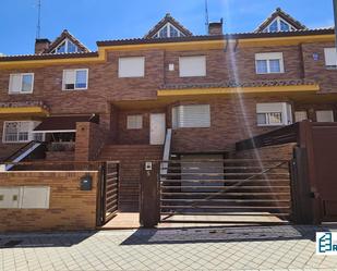 Vista exterior de Casa adosada en venda en Valdemoro amb Terrassa