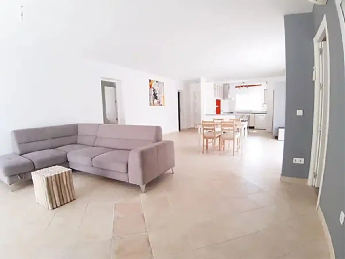 Sala d'estar de Casa adosada en venda en Marbella amb Aire condicionat, Calefacció i Jardí privat