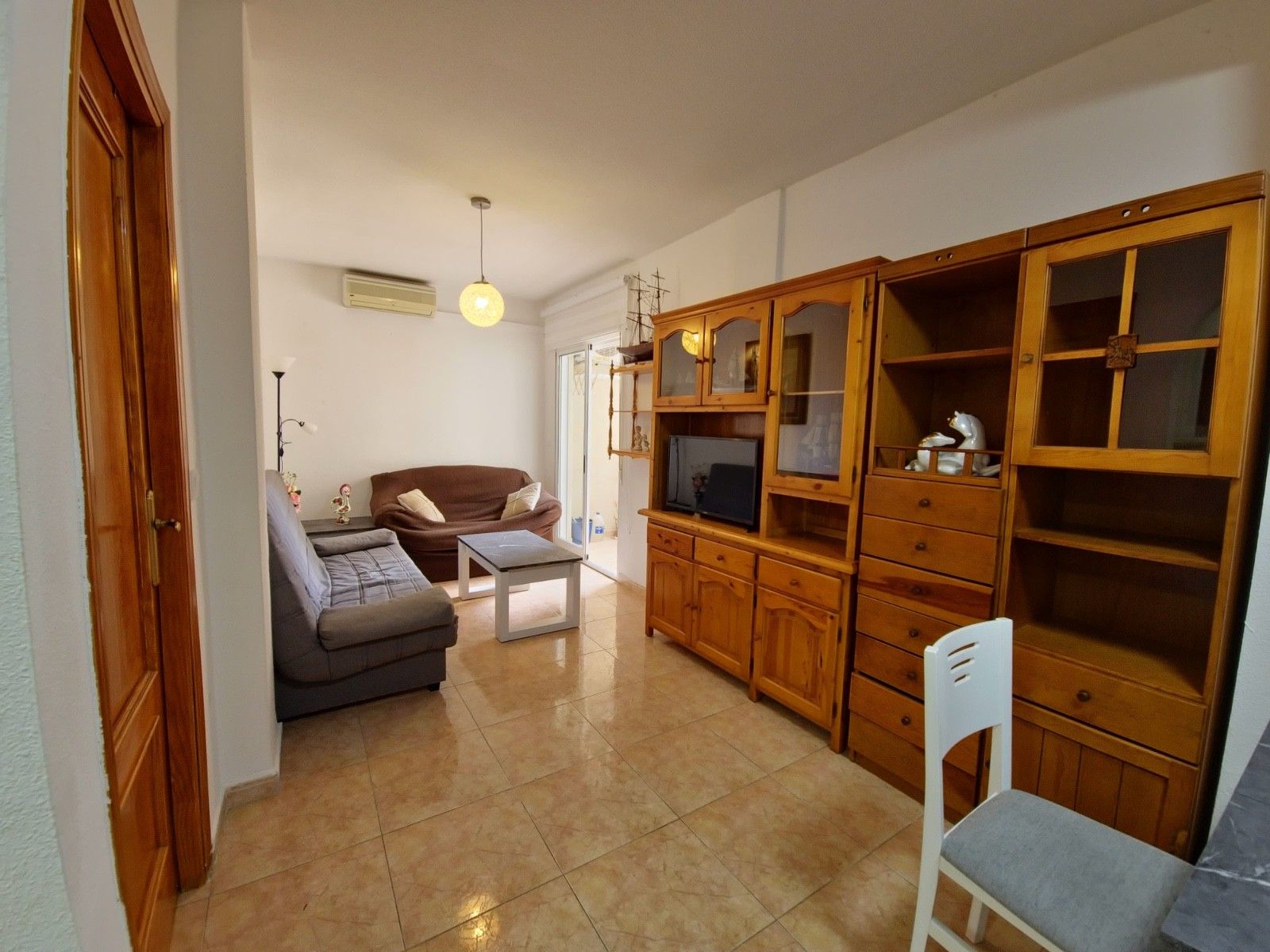 Sala d'estar de Apartament de lloguer en Torrevieja amb Aire condicionat, Piscina i Moblat