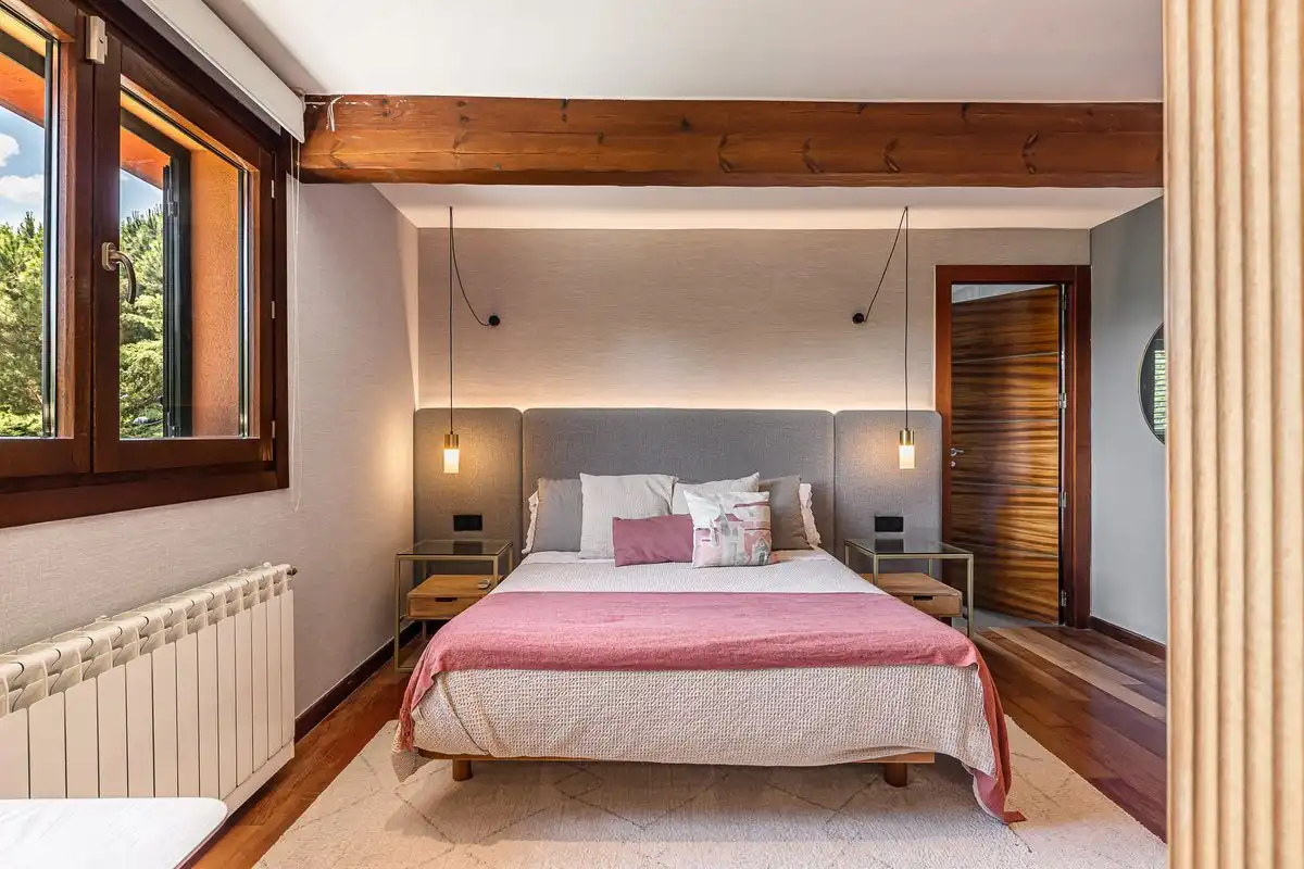 Schlafzimmer von Einfamilien-Reihenhaus zum Verkauf in Boadilla del Monte mit Klimaanlage, Heizung und Privatgarten