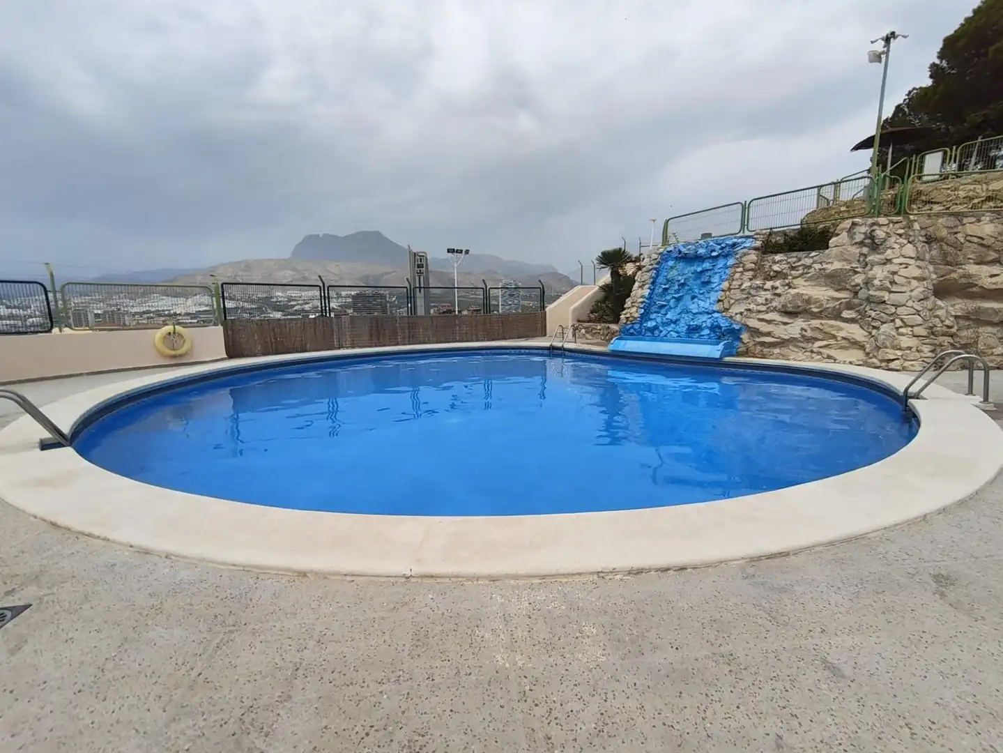 Piscina de Apartamento en venta en Benidorm con Aire acondicionado, Terraza y Balcón