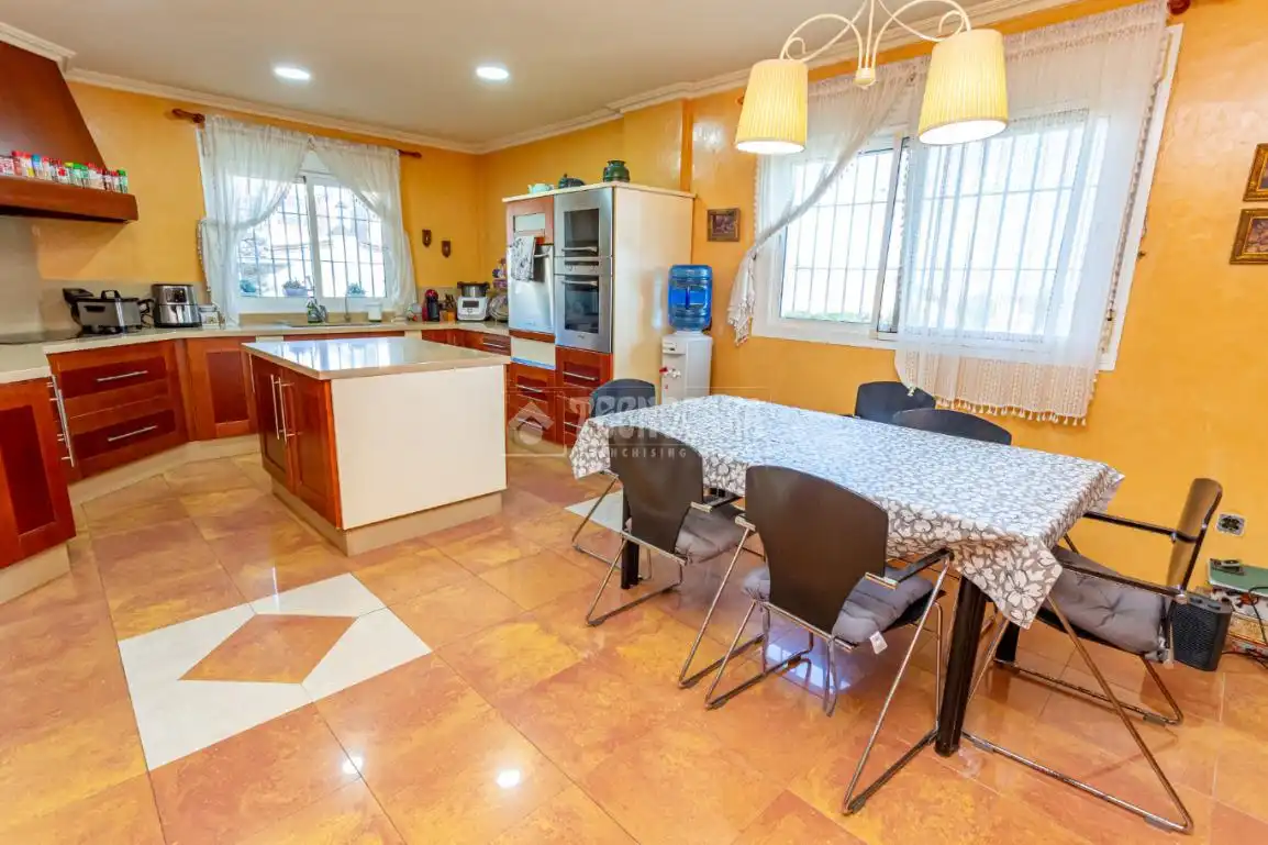 Kitchen of Houses for sale in Algeciras  with Air Conditioner and Swimming Pool