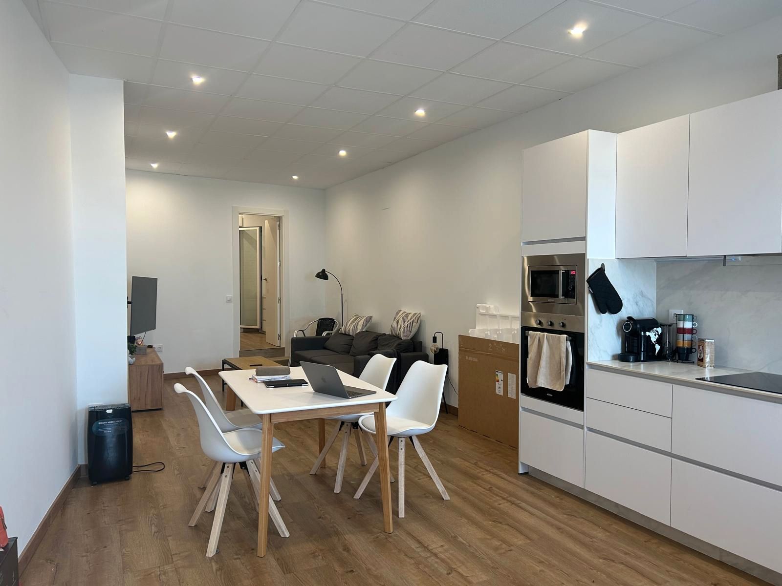 Sala d'estar de Apartament en venda en Vigo  amb Parquet, Moblat i Forn