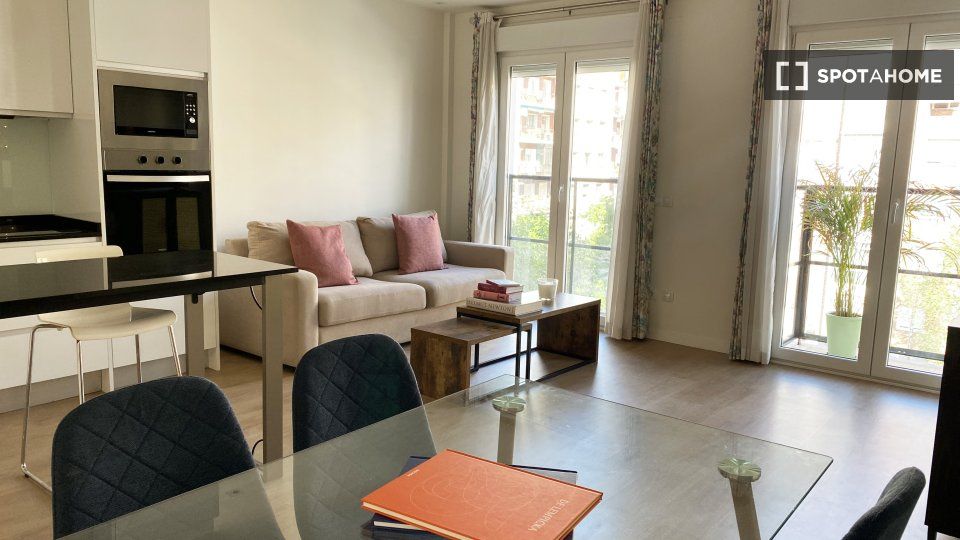 Living room of Flat to rent in  Madrid Capital  with Air Conditioner, Heating and Furnished