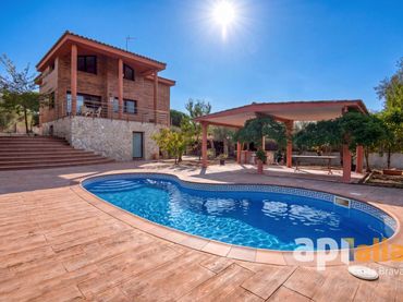 Chalet con piscina en venta en Carrer Navarra 20