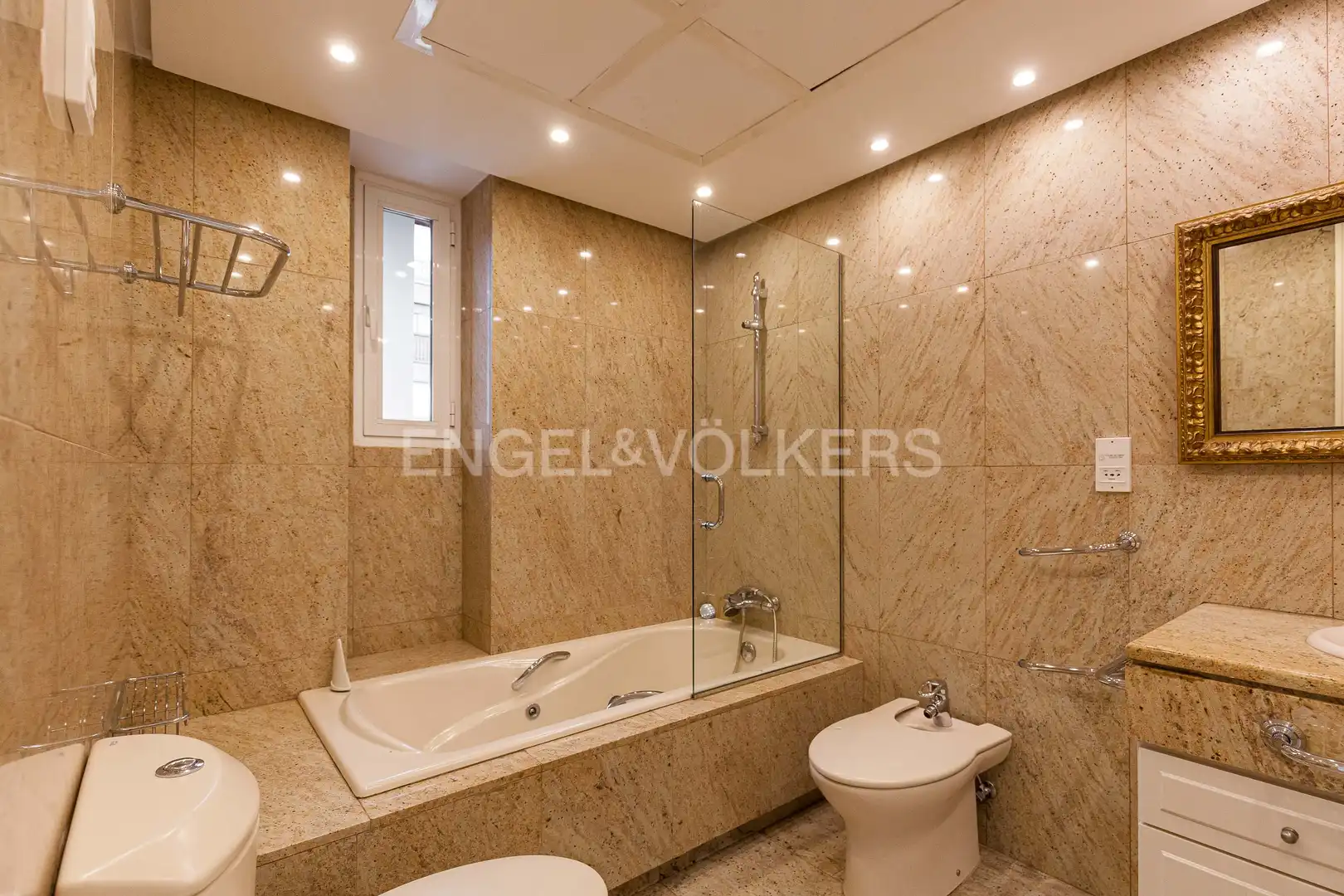Badezimmer von Wohnung zur Miete in Madrid mit Klimaanlage, Heizung und Privatgarten