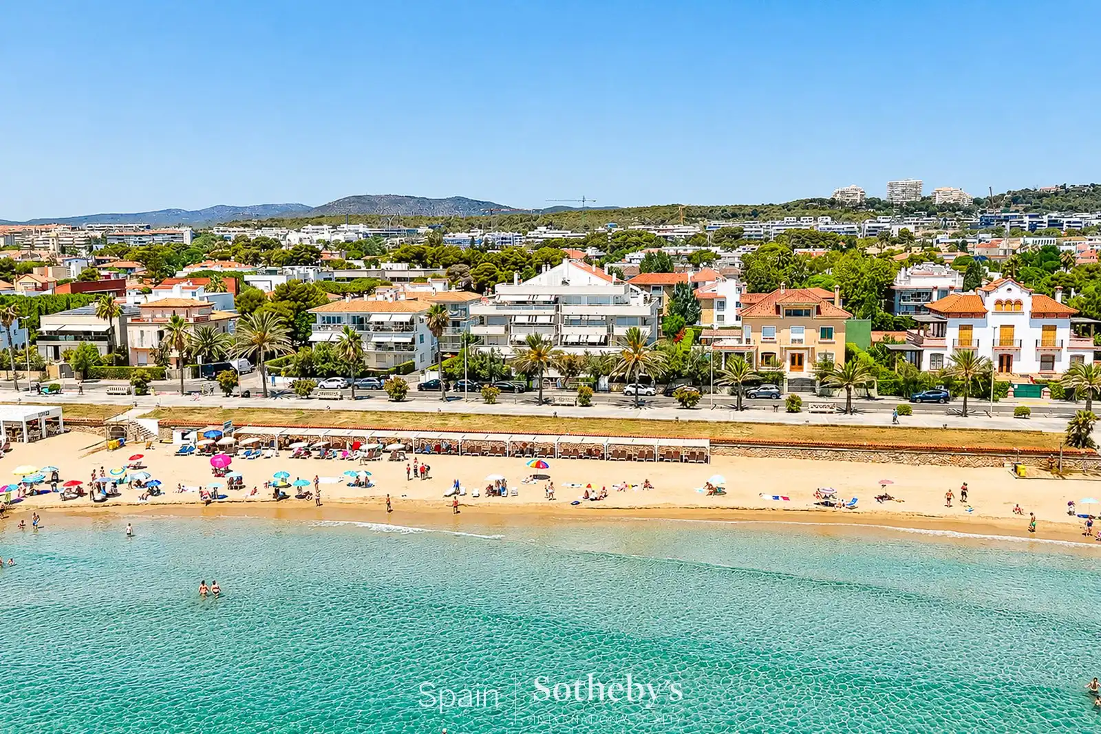 Wohnungen zum Verkauf in Sitges mit Klimaanlage, Heizung und Privatgarten