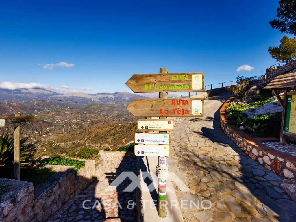 Vista exterior de Casa adosada en venta en Comares con Aire acondicionado, Terraza y Piscina