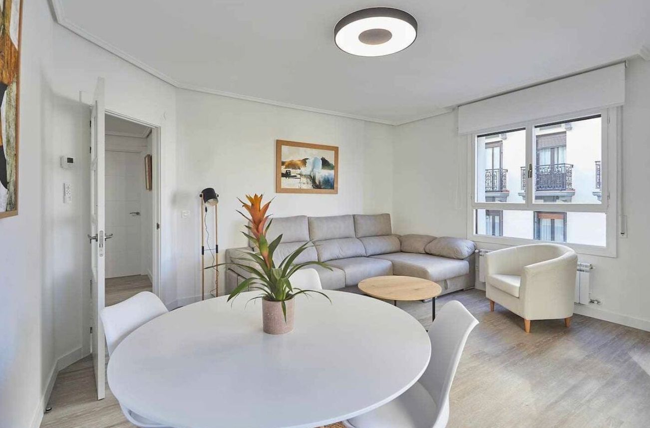 Sala d'estar de Apartament de lloguer en Donostia - San Sebastián  amb Aire condicionat, Calefacció i Parquet