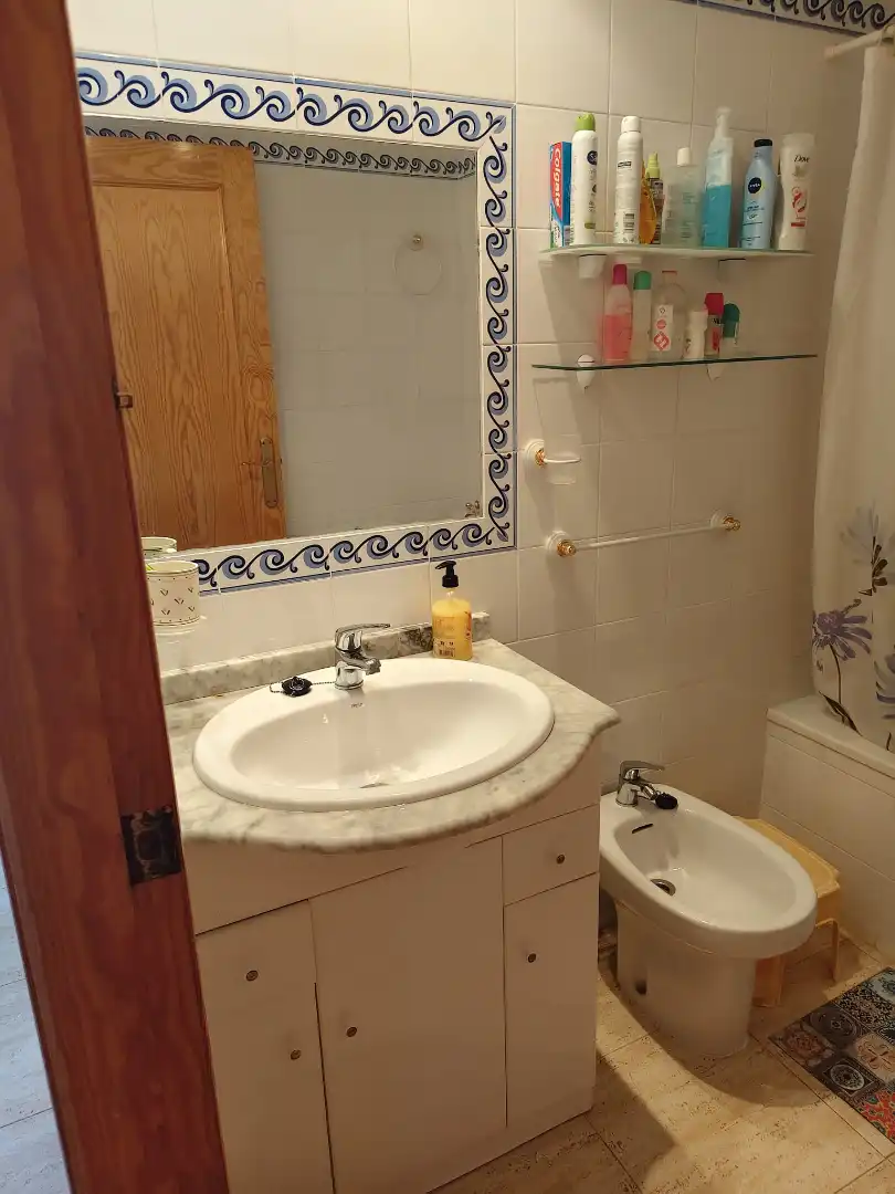 Bany de Apartament de lloguer en Orihuela amb Aire condicionat, Calefacció i Moblat