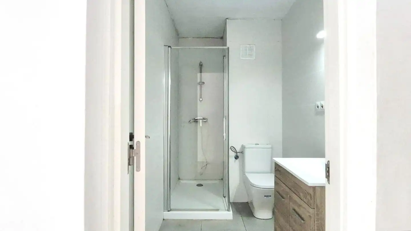 Bathroom of Flat for sale in Terrassa  with Parquet flooring and Alarm