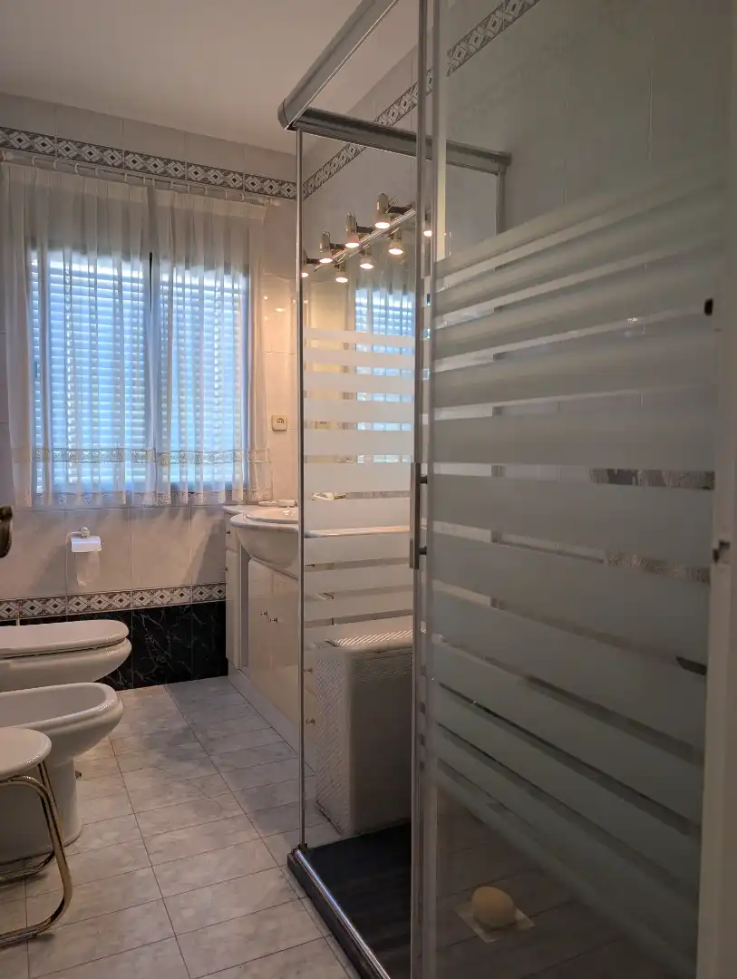 Bathroom of Flat for sale in Sevilla  with Air Conditioner, Furnished and Balcony