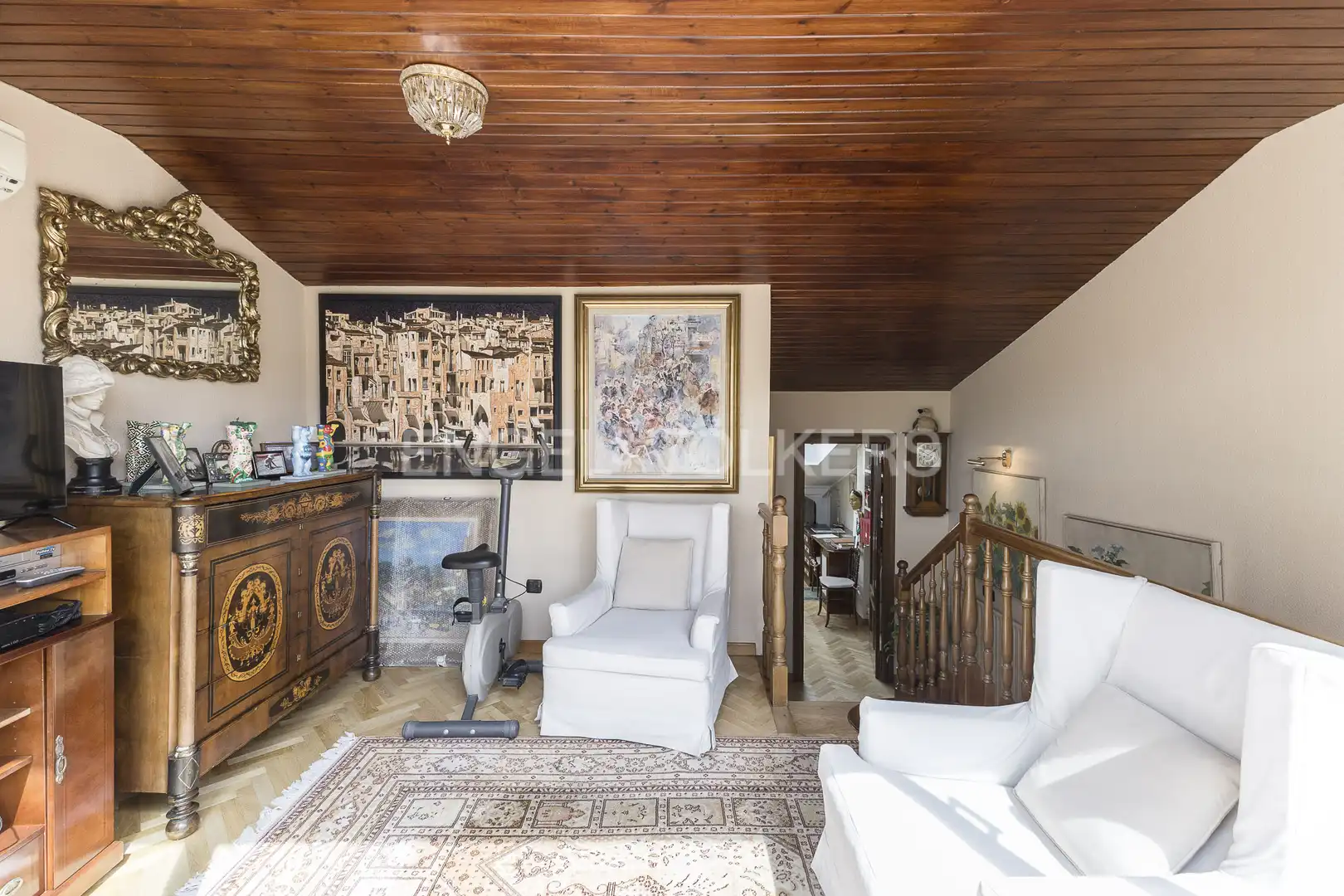 Wohnzimmer von Einfamilien-Reihenhaus zum Verkauf in Barcelona mit Heizung, Privatgarten und Parkett