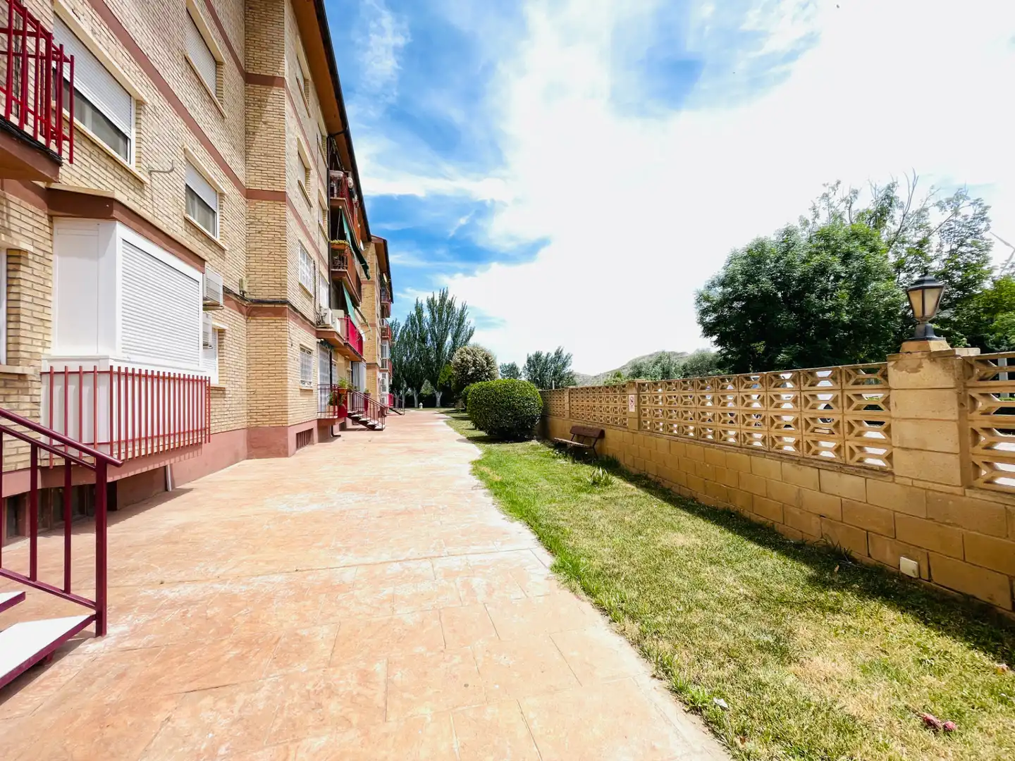 Exterior view of Flat for sale in Cadrete  with Air Conditioner, Heating and Private garden