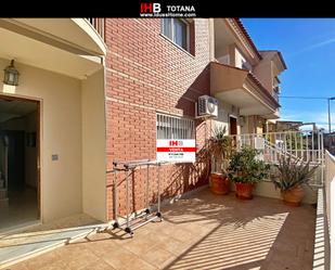 Vista exterior de Casa adosada en venda en Totana amb Aire condicionat, Terrassa i Balcó