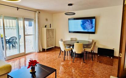 Sala d'estar de Casa adosada en venda en Estepona