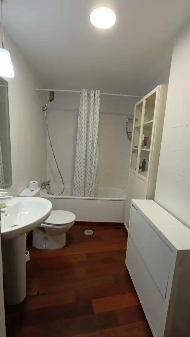 Bathroom of Flat for rent in Granada  with Heating
