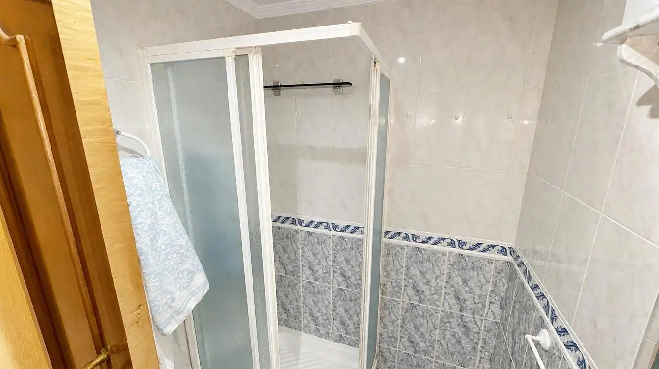 Bathroom of Flat for sale in Granada  with Heating, Furnished and Balcony