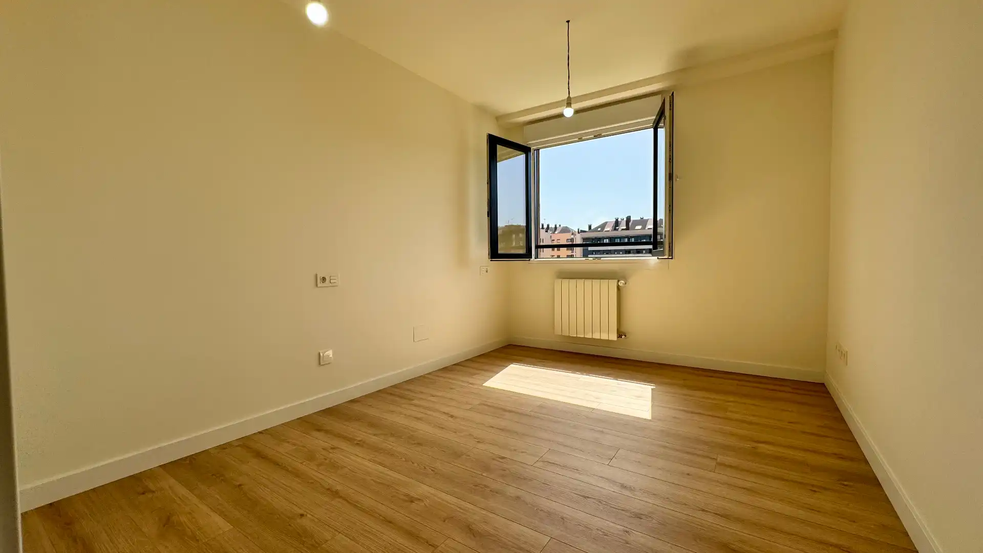 Habitación de Piso en venta en Gijón  con Calefacción, Parquet y Terraza