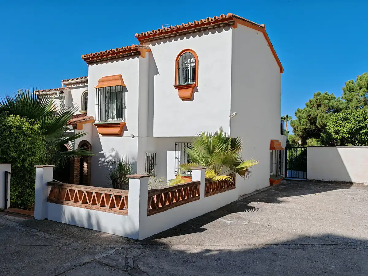 Vista exterior de Casa adosada en venta en Mijas con Aire acondicionado, Calefacción y Jardín privado