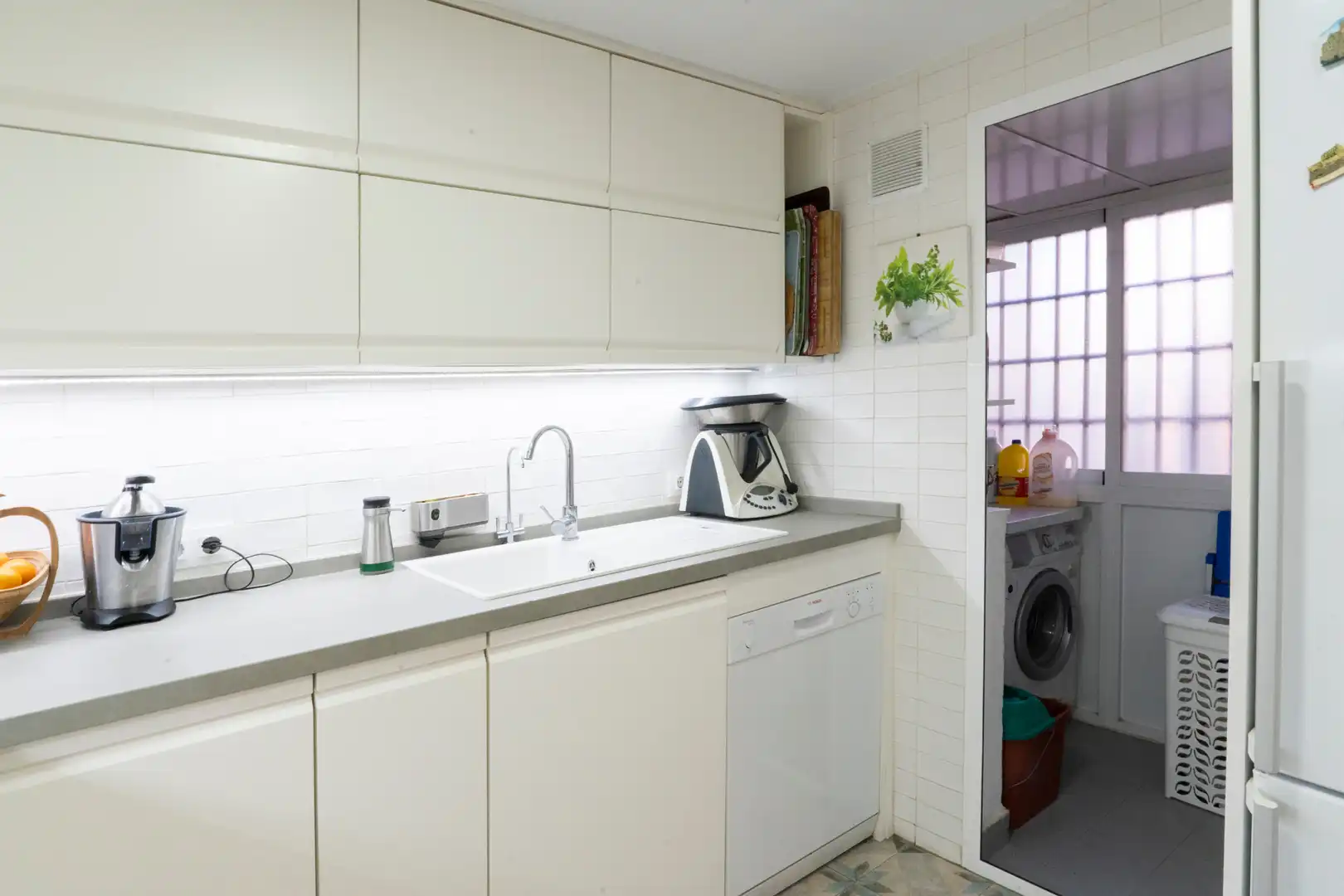 Küche von Wohnung zum Verkauf in Jaén mit Klimaanlage, Heizung und Privatgarten