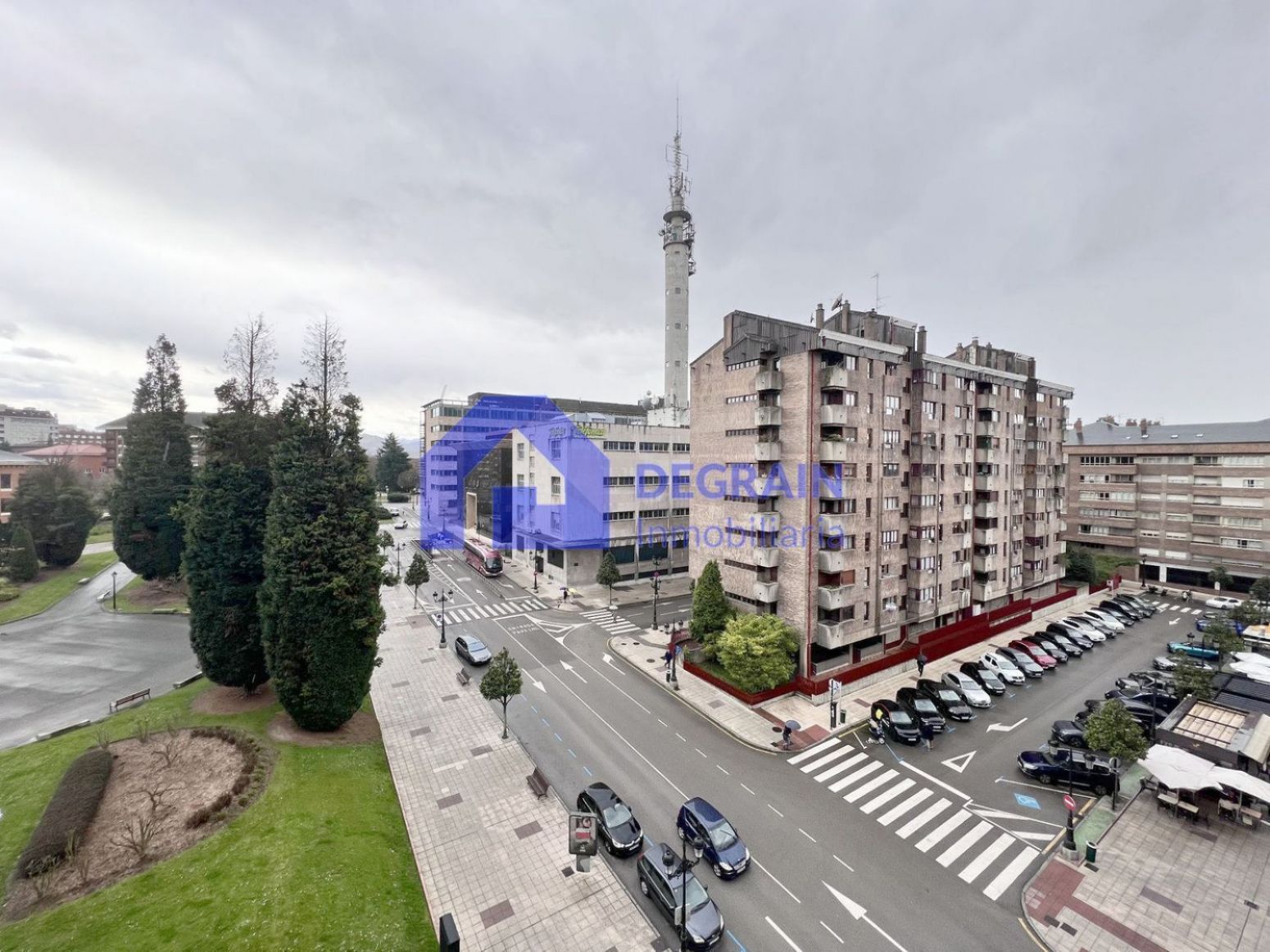Vista exterior de Piso en venta en Oviedo  con Trastero