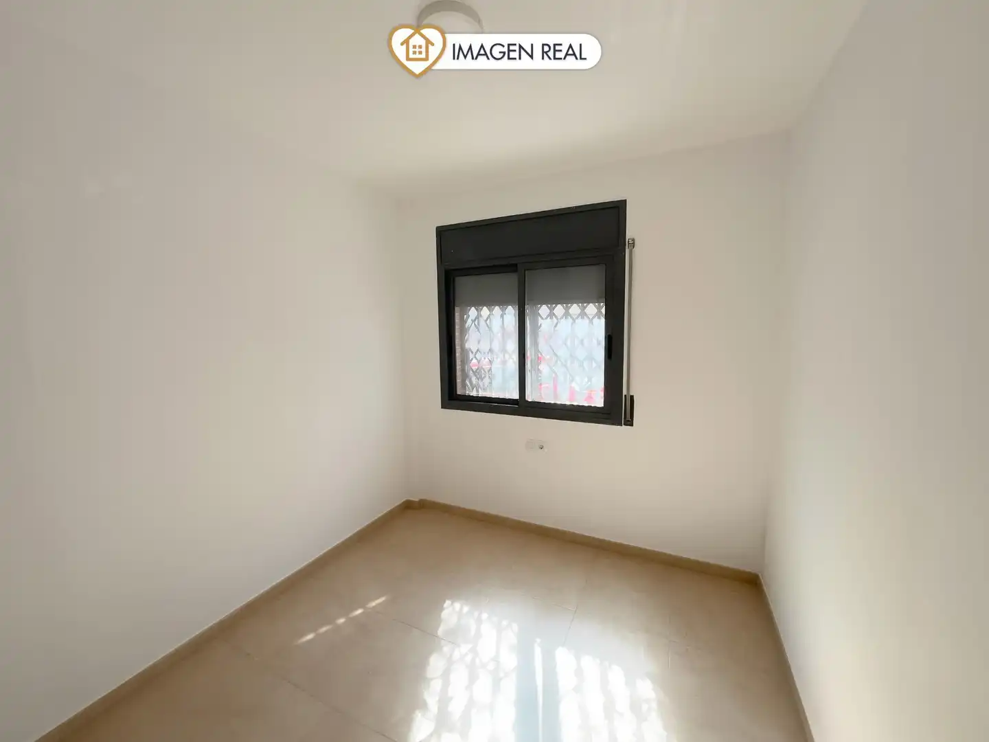 Schlafzimmer von Wohnung mieten mit Kaufoption in Vallirana mit Heizung, Ofen und Internet